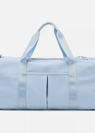 Новая голубая спортивная сумка для путешествий