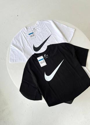 Футболка nike з логотипом на грудях