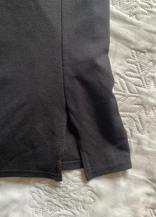 Черное платье с разрезом