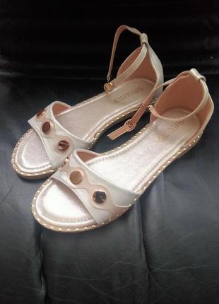 Гарні босоніжки