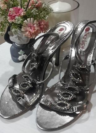 Элегантные серебряные босоножки two lips 38-39