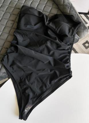 Ефектний суцільний купальник бандо бренду boohoo3 фото