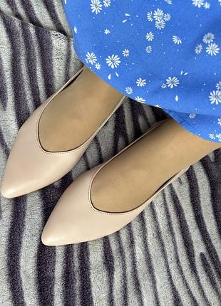 Шкіряні жіночі балетки з відкритою п'яткою ніжно-рожевого кольору 🌸