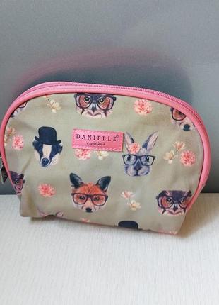 Фірмова, стильна, містка косметичка danielle creations
висота 17 см.
ширина в найширшому місці 20 см.
ширина дна 6 см.
стан ідеальний