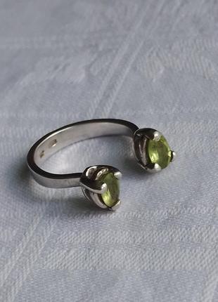 Серебряный перстень кольцо с хризолитом