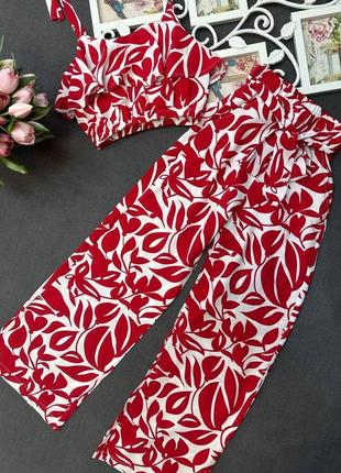Красный брючный костюм