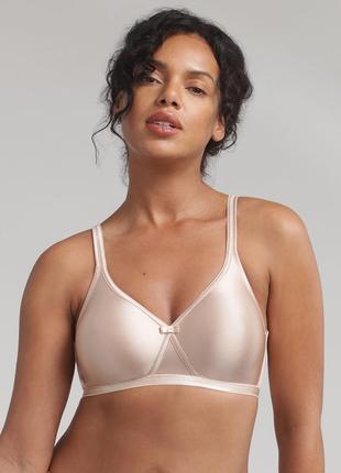 Бежевий бюстгальтер фірми playtex розмір 42в 95в
