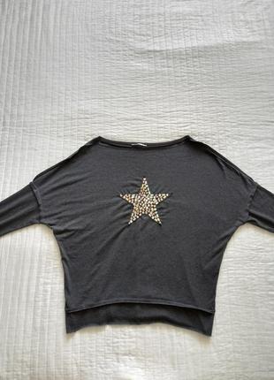 Кофта на спущенных плечах.