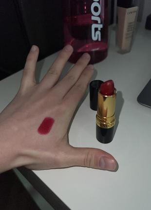 Червона помада revlon 745 love is on