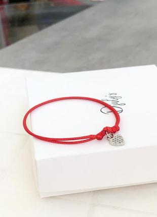 Красная нить с сердечком