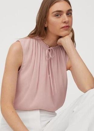 Блузка с высоким воротом из жатой ткани светлый хаки от h&m
