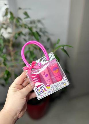 Детские бальзамы для губ в сумке