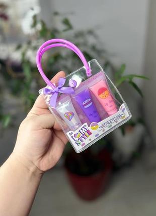 Детские бальзамы для губ в сумке