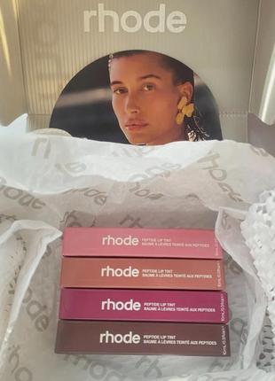 Тінтовані бальзами для губ від бренду rhode hailey biber