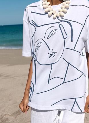 Футболка з контрастним принтом