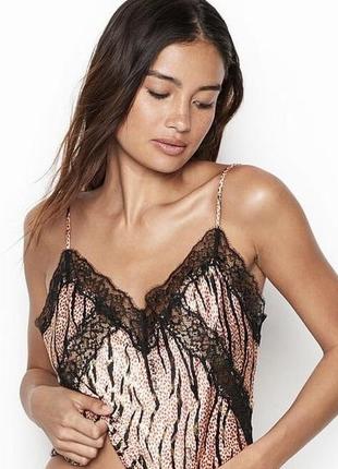 Атласна майка топ/домашній одяг/піжама  victoria's secret з мереживним v-подібним вирізом і принтом із тваринами вікторія сікрет