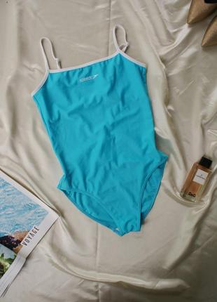 Брендовий цільний спортивний купальник у якскраво блакитному відтінку