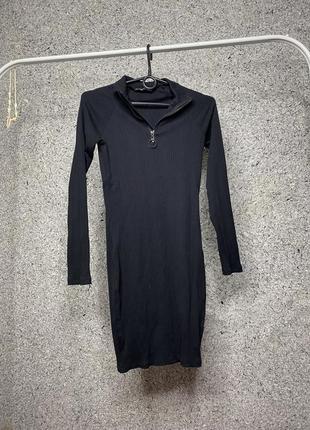 Чёрное обтягивающее платье с длинным рукавом