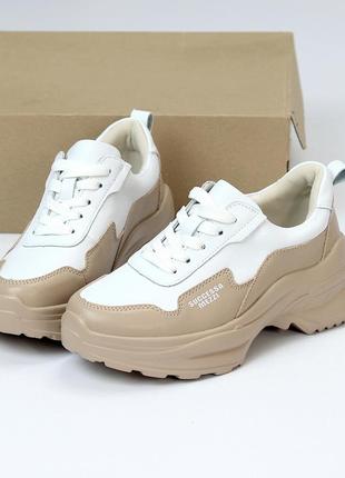 Комбіновані білі бежеві трендові жіночі шкіряні кросівки на потовщеній підошві.2 фото