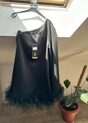 Шикарное черное вечернее платье с перьями на одно плечо