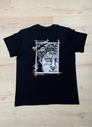 Футболка с рисунком на спине оверсайз большая l m черный хлопок спереди однотонная
