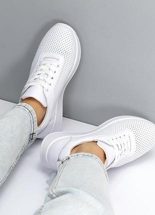 Базовые кожаные белые кроссовки с перфорацией классический дизайн на шнуровке4 фото