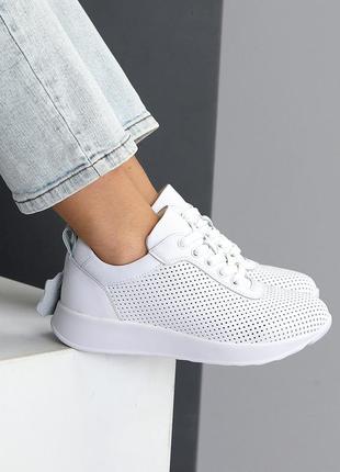 Базовые кожаные белые кроссовки с перфорацией классический дизайн на шнуровке5 фото