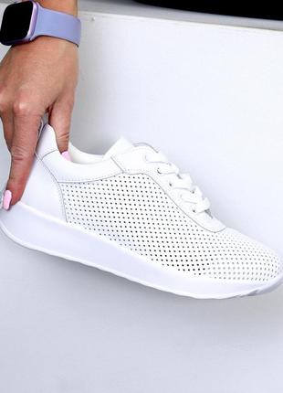 Базовые кожаные белые кроссовки с перфорацией классический дизайн на шнуровке6 фото
