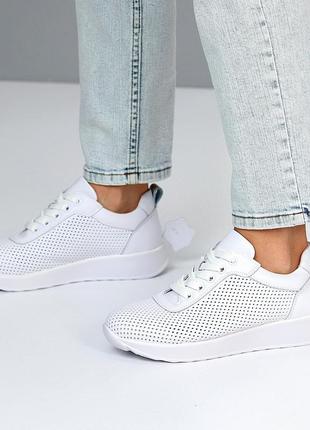 Базовые кожаные белые кроссовки с перфорацией классический дизайн на шнуровке8 фото