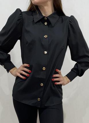 Черная блузка с золотыми пуговицами