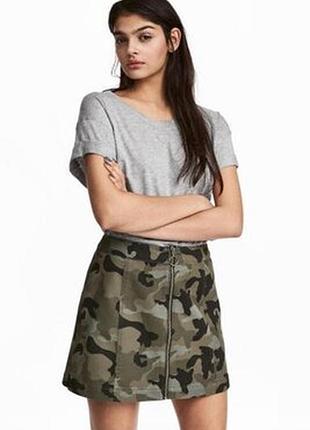 Котоновая юбка-трапеция деним на молнии спереди милитари принт от h&m