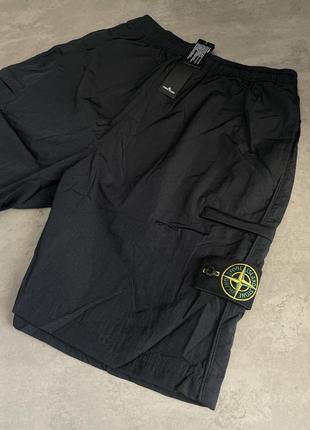 Нейлоновые шорты stone island