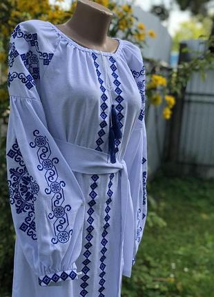 Платье вышитое