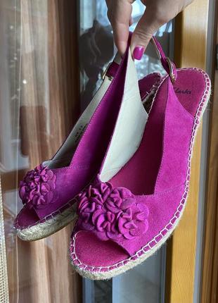 Замшевые босоножки на танкетке clarks