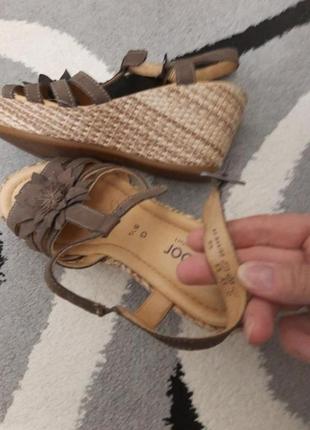 Босоніжки нові сток.