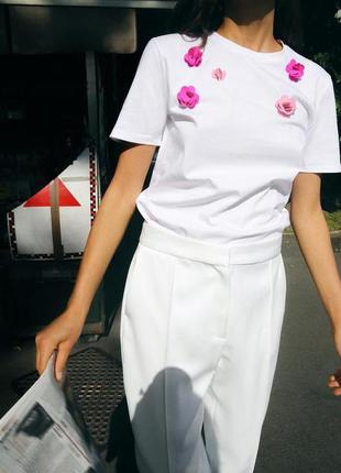 Футболка з контрастними квітами