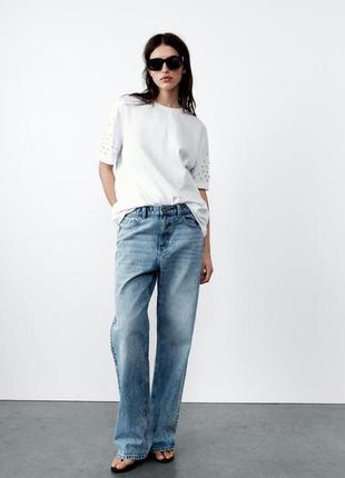 Футболка со стразами на рукавах