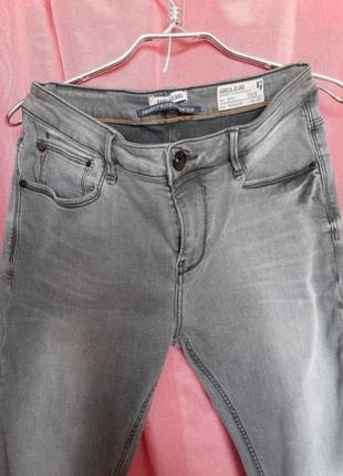 Сірі джинсы скіні