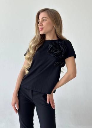 Базовая черная футболка с цветами от украинского бренда endorphine