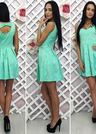 Платье с украшением мяты