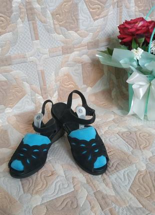 Босоніжки жіночі на танкетці