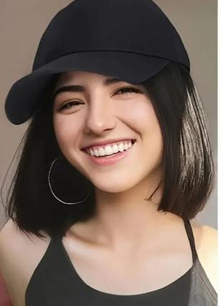 Бейсболка с наращенными волосами