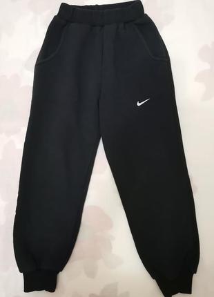 Детские спортивные штаны темно - синего цвета от бренда nike на девочку в очень хорошем состоянии, 110 см
