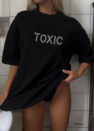 Нереально стильна оверсайз футболка з акцентним написом toxic1 фото