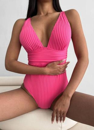 Сдельный фактурный розовый купальник с декольте