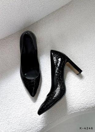 Класичні туфлі - nensi , чорні рептилія, натуральна лакована шкіра6 фото
