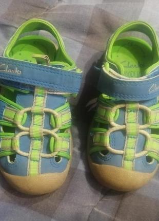 Босоножки сандалии clark's на мальчика 22-23 р. 5f, 5.5. стелька 13,5, впритык 14 см. в очень хорошем состоянии. идеальны для беговела.