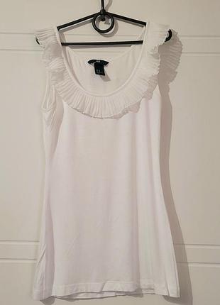 Нежная белая майка с плиссированной рюшей.