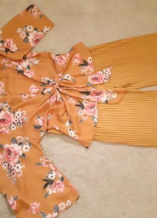 Изящный костюм горчичного цвета с брюками палаццо плиссе, размер с-м