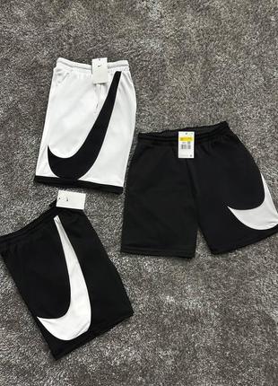 Чоловічі шорти nike чорні та білі1 фото